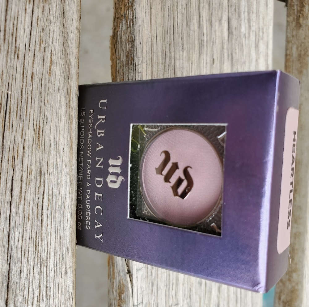 Urban decay single shadow